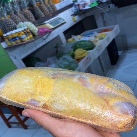 Galinha caipira cortada na bandeja